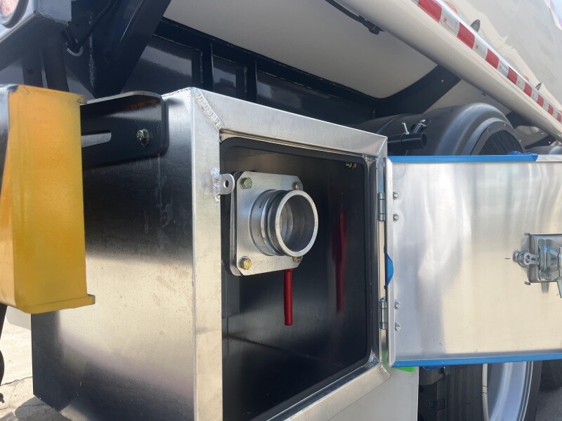 Semi-remorque-citerne à carburant