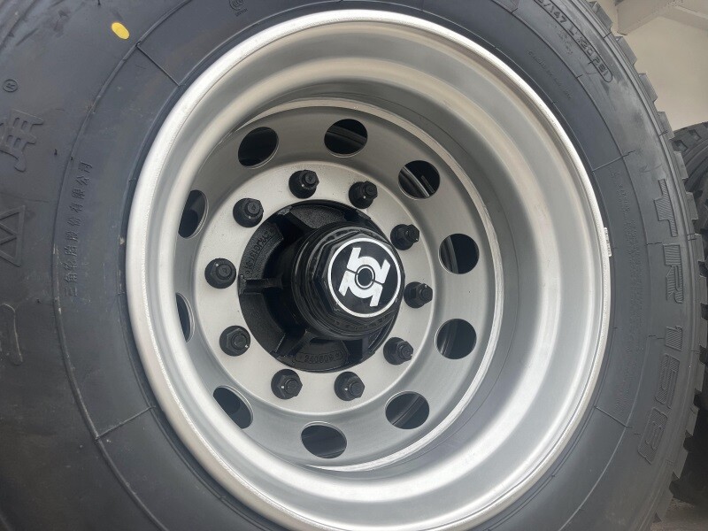 Semi-remorque à 3 essieux avec clôture