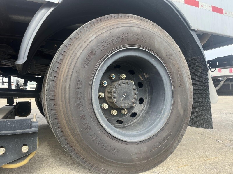 Camion balayeuse de route