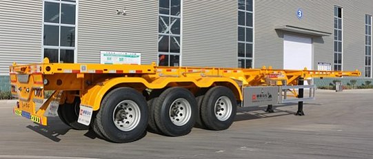 Le premier semi-remorque de transport de conteneurs sort de la chaîne de production