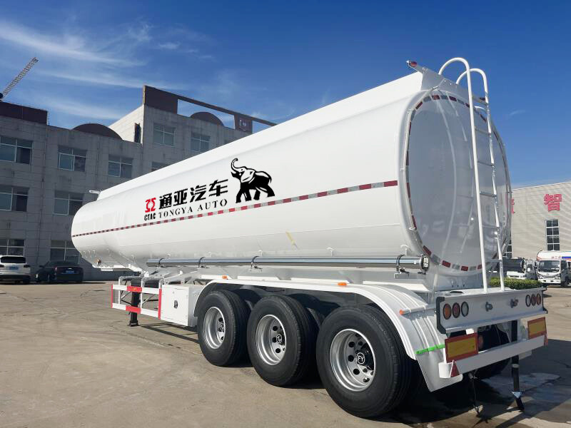 Semi-remorque pétrolière à 3 essieux