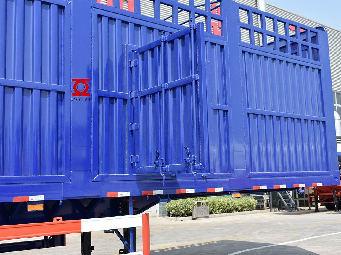 SEMI-REMORQUE DE TRANSPORT DE MARCHANDISES EN VRAC À 4 ESSIEUX