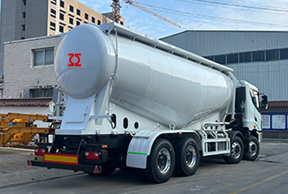 CAMION-CITERNE DE CIMENT EN VRAC