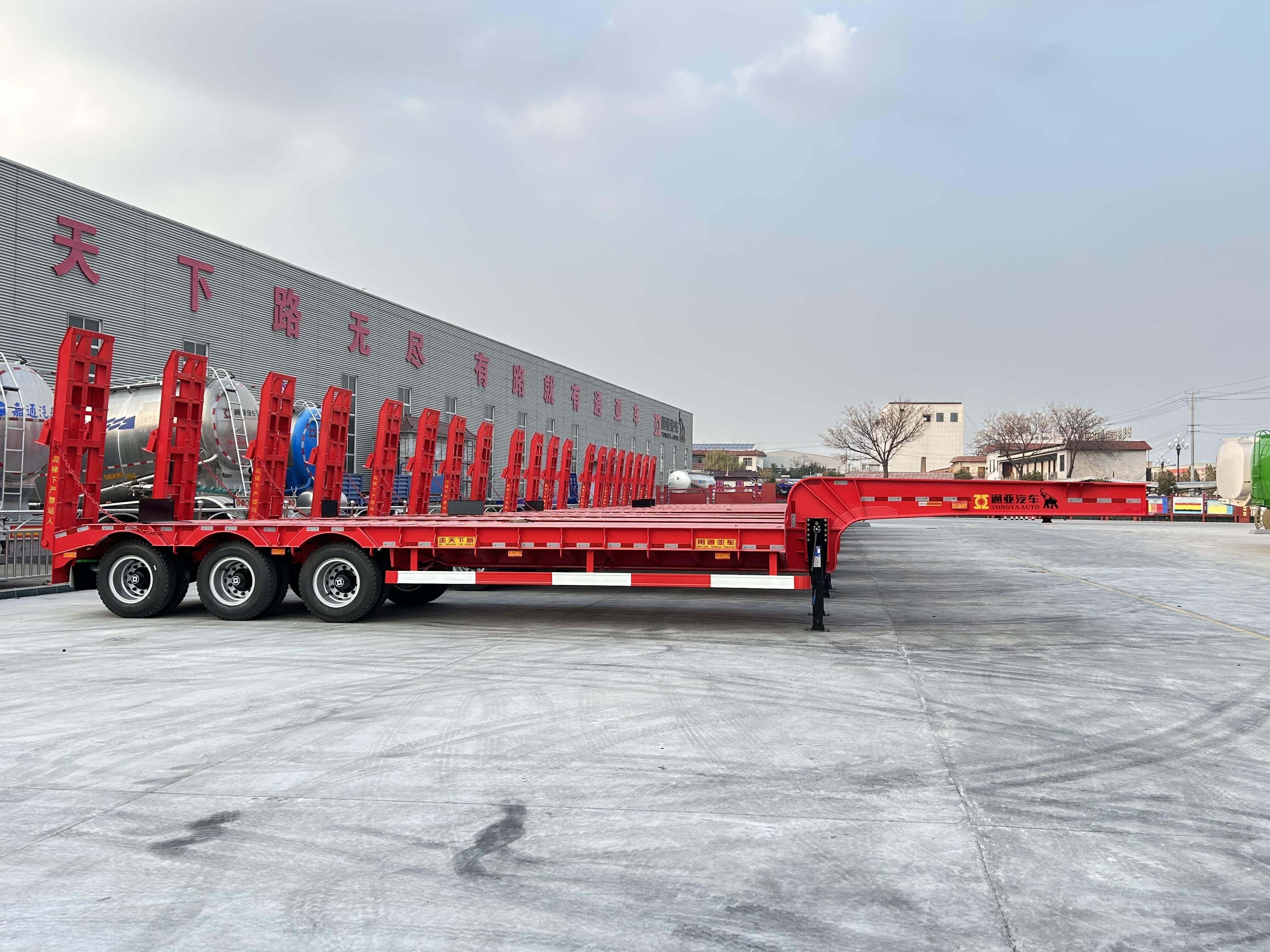 Semi-remorque surbaissée--Transport de machines et d'équipements lourds