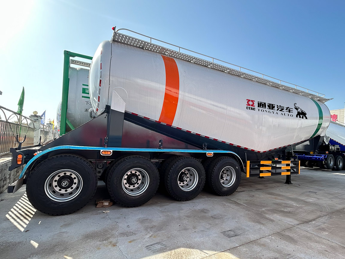 Semi-remorque citerne à poudre 4 essieux avec compresseur d'air et moteur diesel