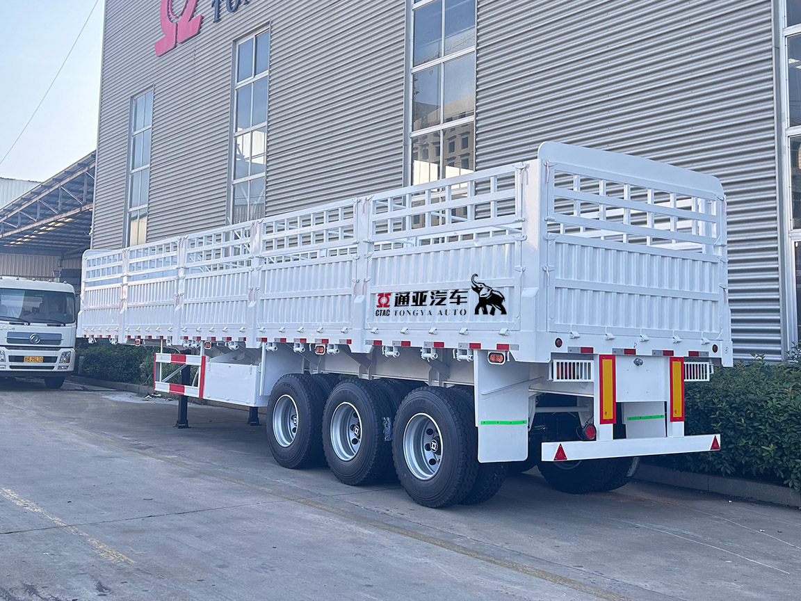 Semi-remorque à clôture pour le transport de vrac à 3 essieux