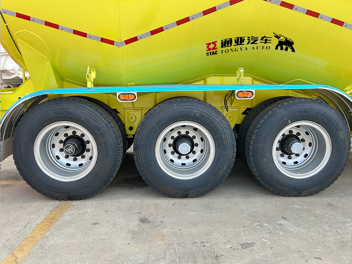 Semi-remorque citerne à poudre avec 2 compartiments