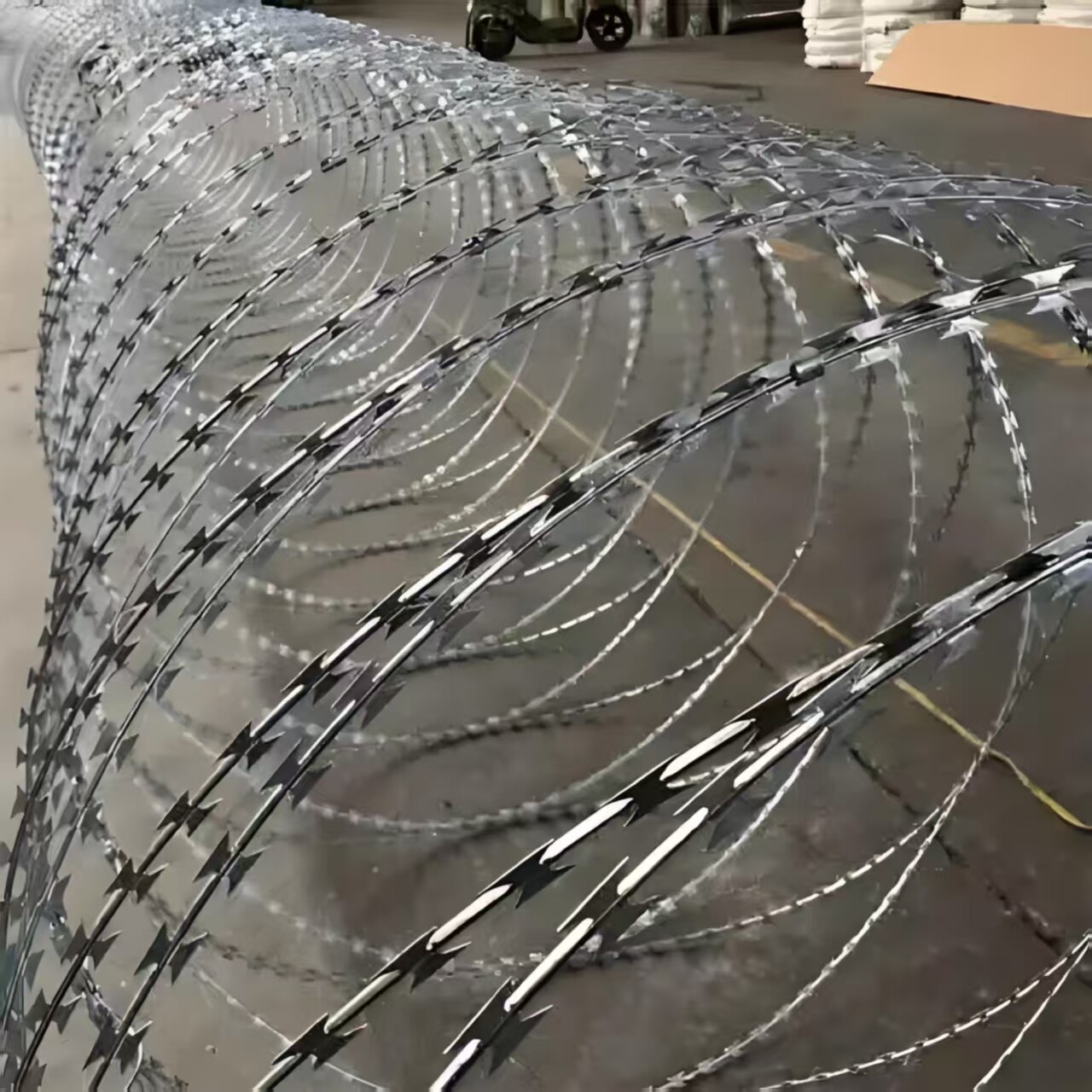980 coil diameter galvanized razor wire, 10 m length