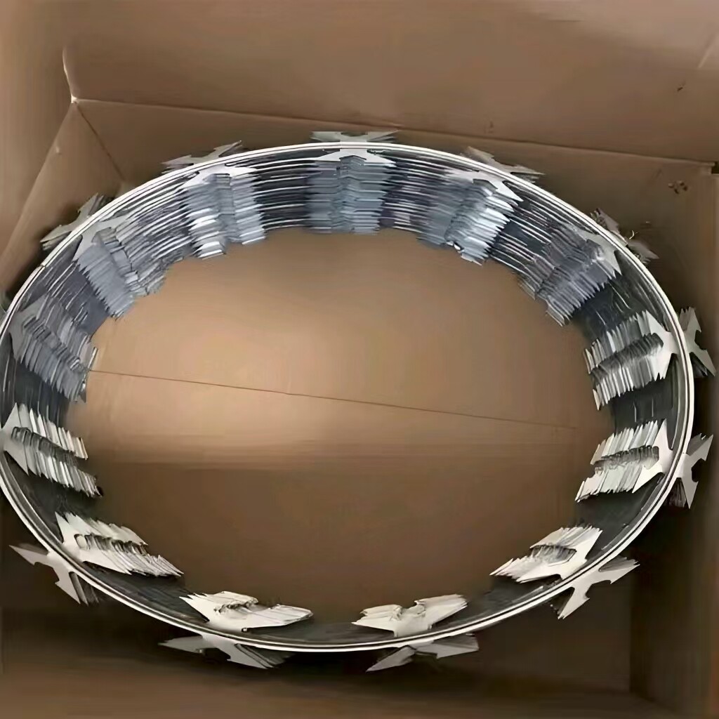 2240 m length galvanized medium barb razor wire 900 mm coil diameter.