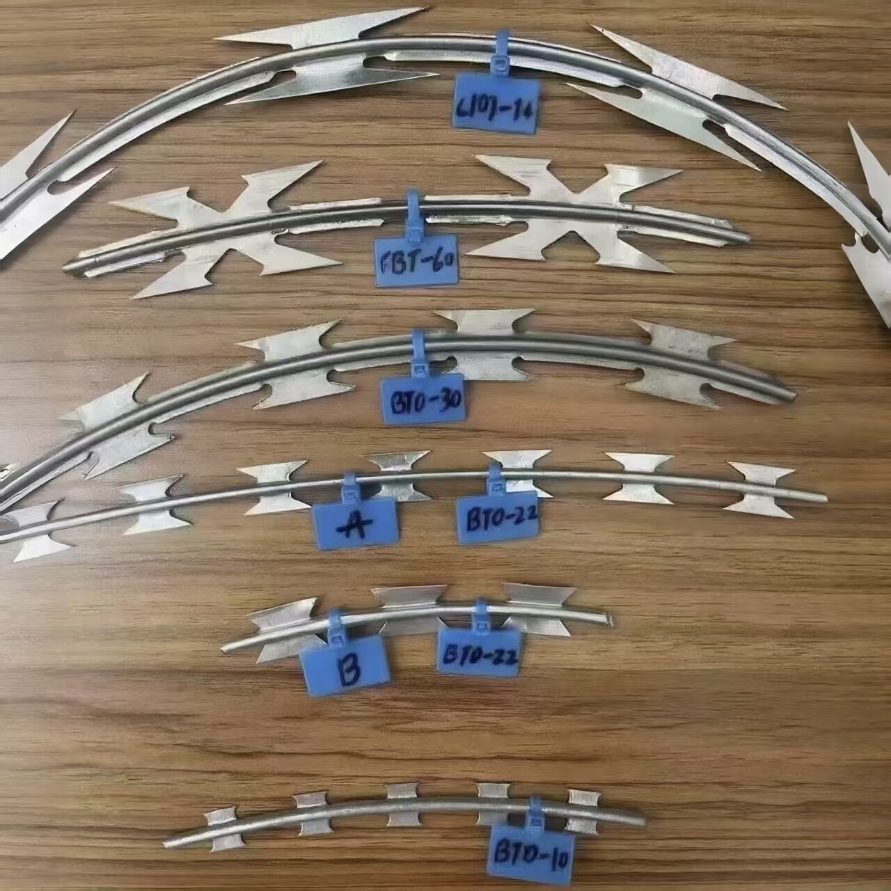 Clipped Concertina Razor Wire Galvanized Steel Double Spiral Barbed Wire Fencing, Protection for Garden, Farm, Outdoor Chain Fencing, Multi Sizes (Color : Silver)