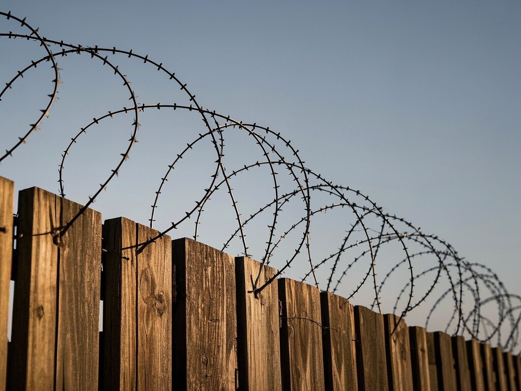 Barbed Fencing Wire vs. Traditional Fencing: Which is Better?