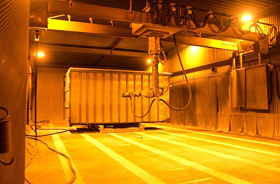 Sau khi hàn thân container, phun cát thân hộp để làm sạch mối hàn và tạo độ nhám nhất định trên bề mặt thân hộp để tăng hiệu quả chống ăn mòn của lớp phủ. Có thể được chuyển giao giữa tàu, toa xe khung gầm, xe tải và phương tiện đường sắt trong thời gian dài.