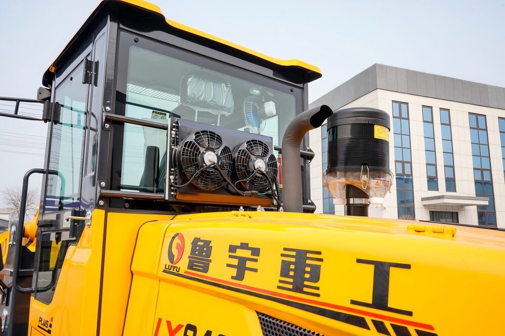 Wheel loader hitch features
