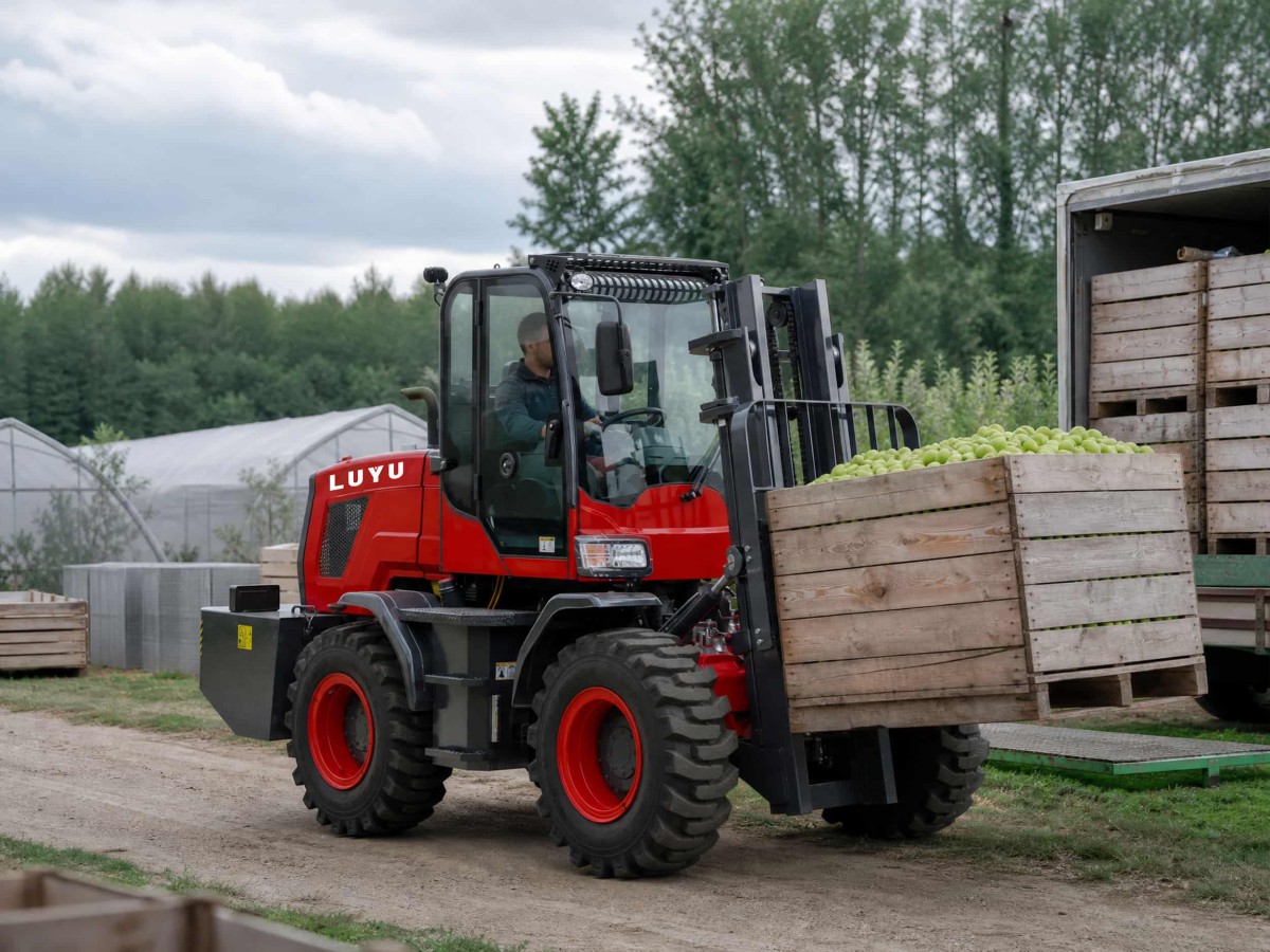 rough-terrain forklift LUYU