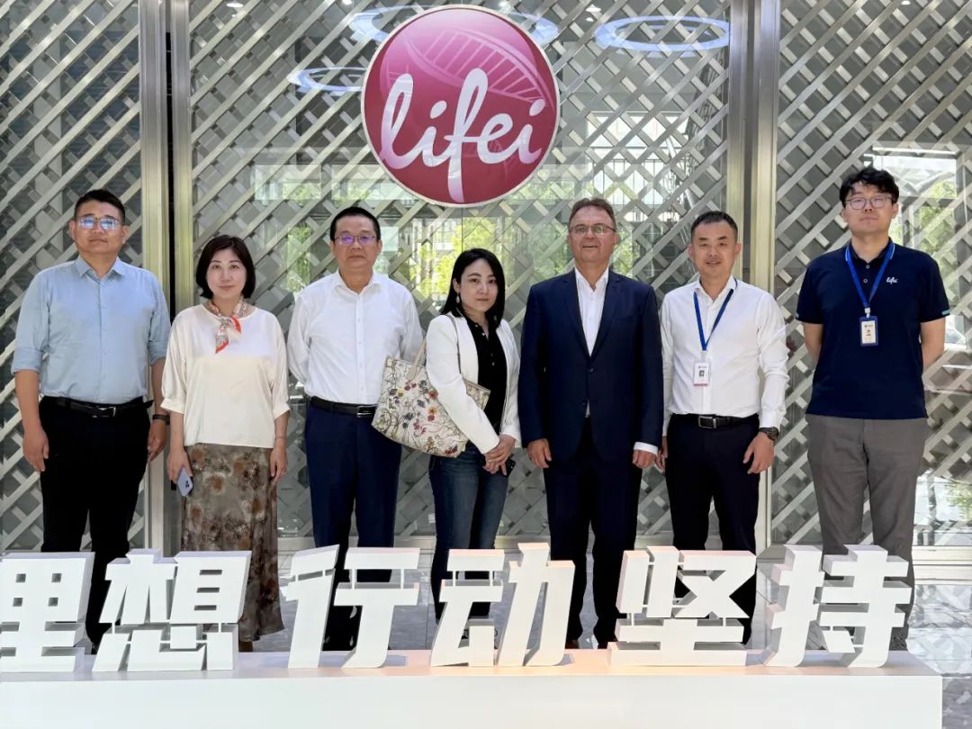 Former Vice President of the German Parliament Hans-Peter Friedrich and his delegation visited LIFI Bio.