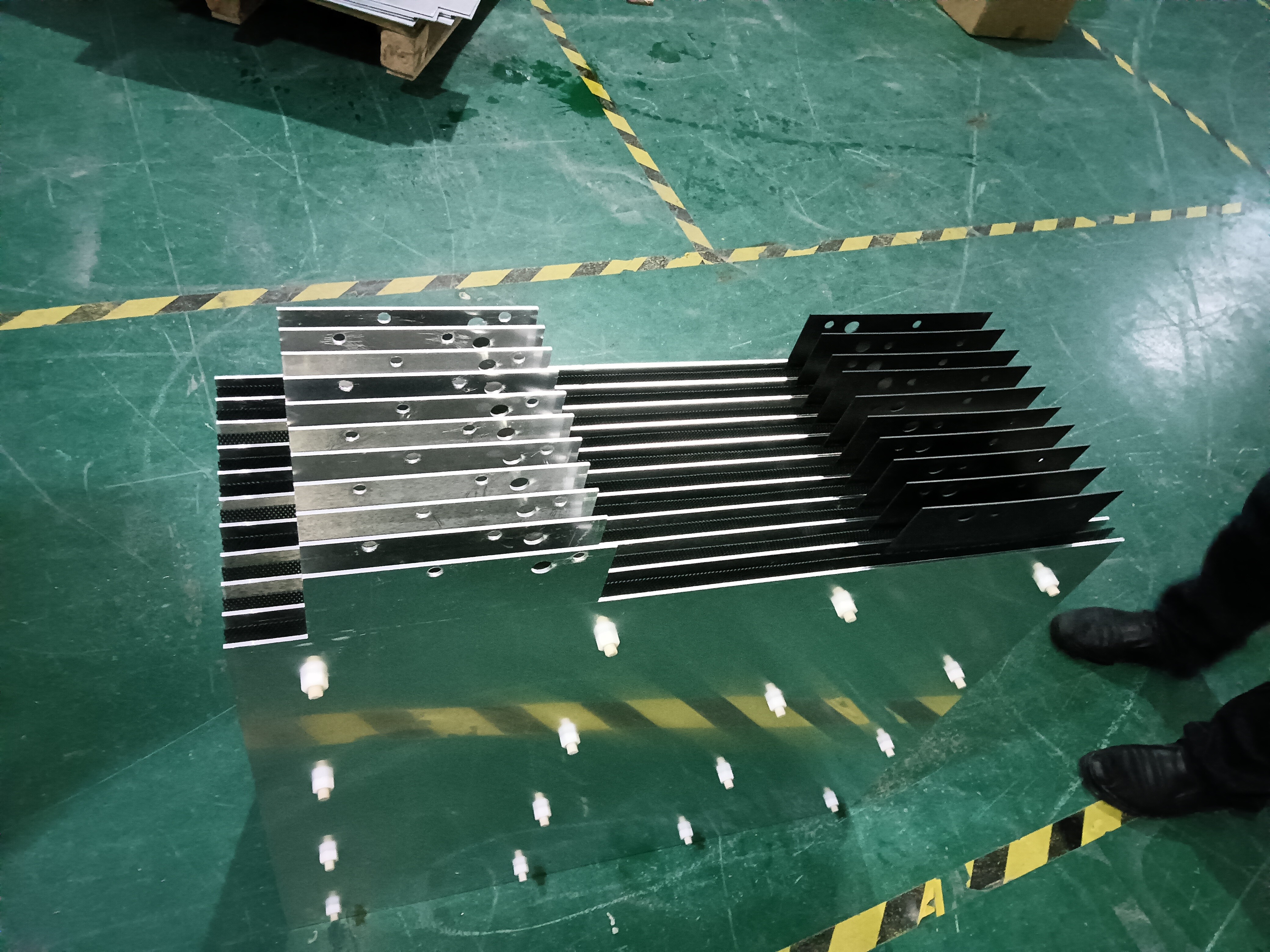 Plate electrolytic cell