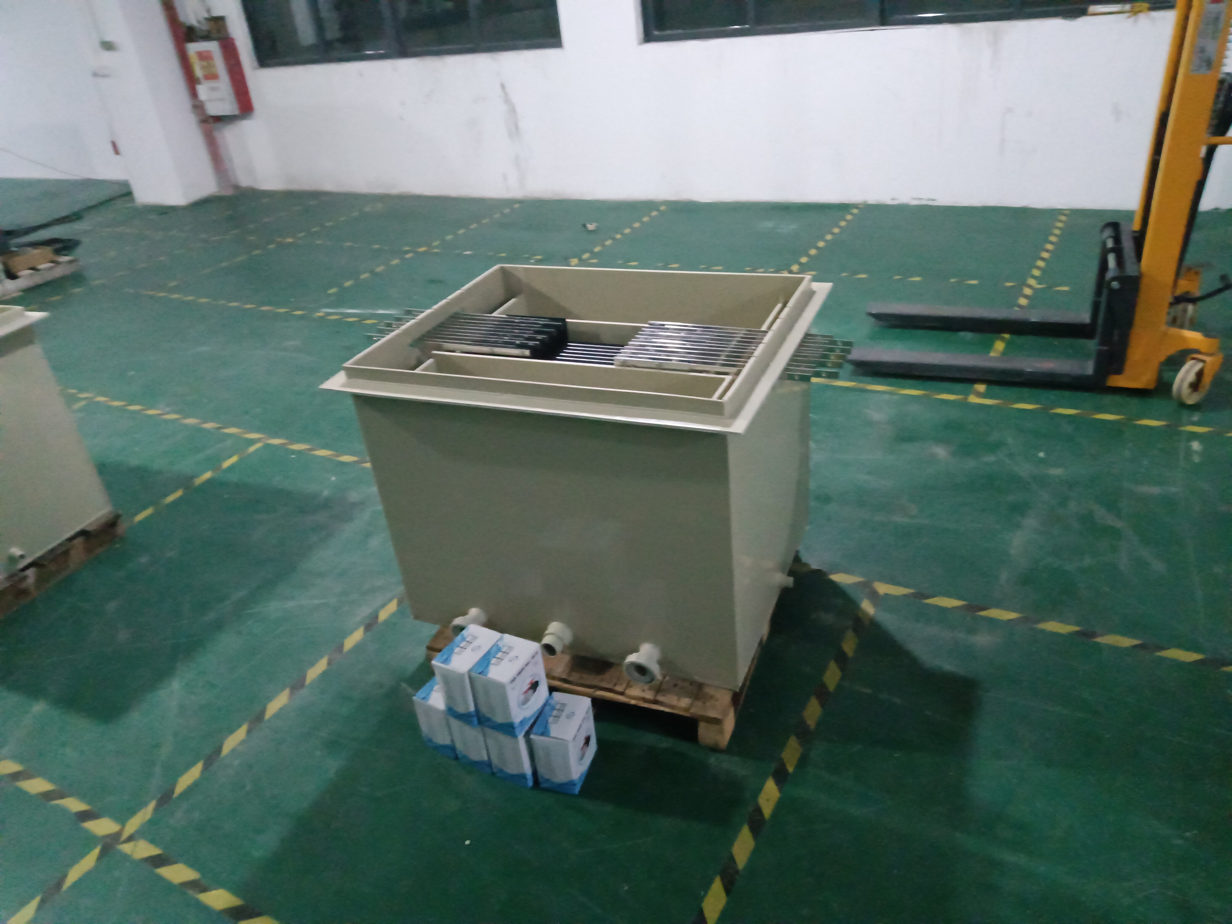 Plate electrolytic cell