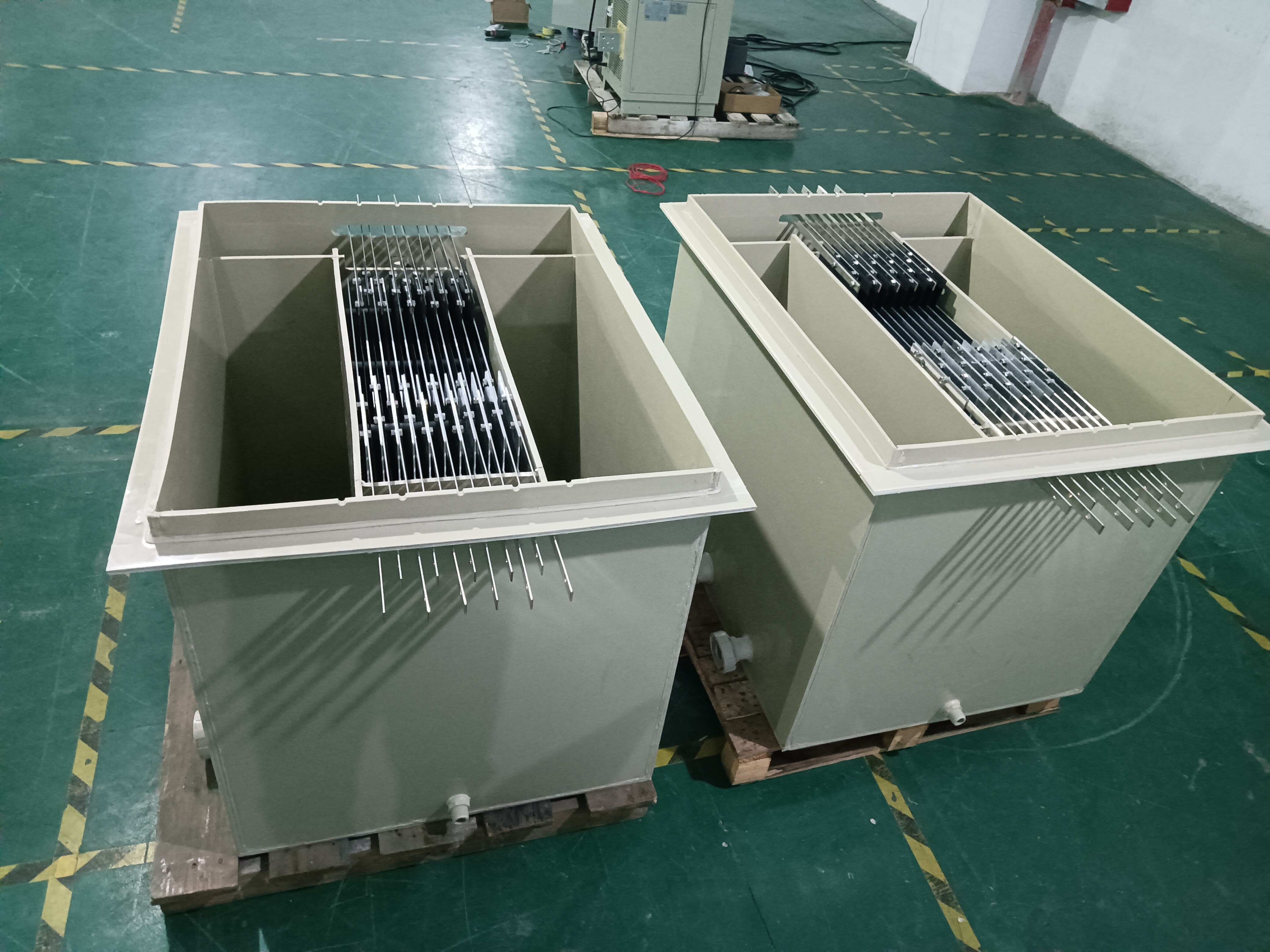 Plate electrolytic cell