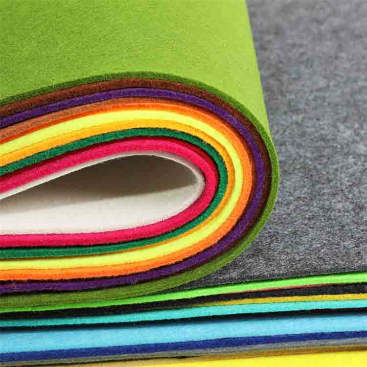 The use of flame-retardant non-woven fabrics
