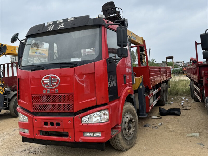 XCMG 12 ton truck mounted crane