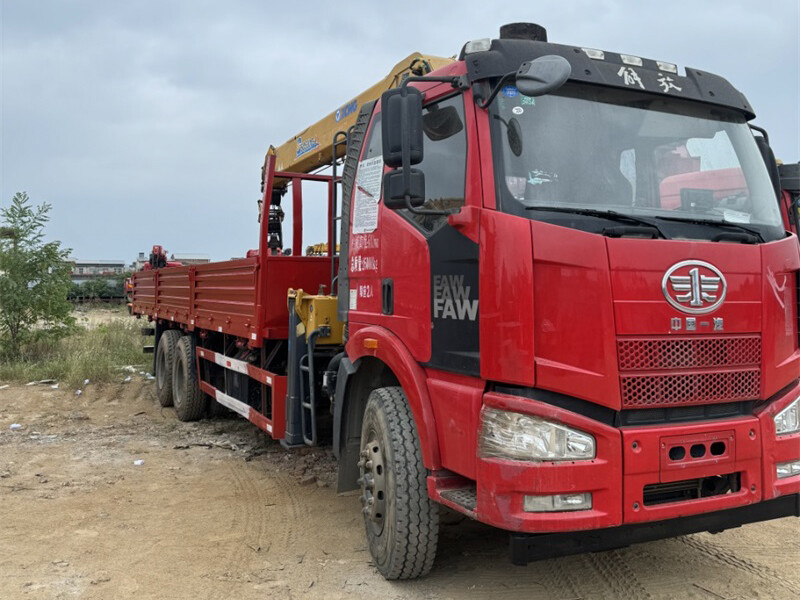 XCMG 12 ton truck mounted crane