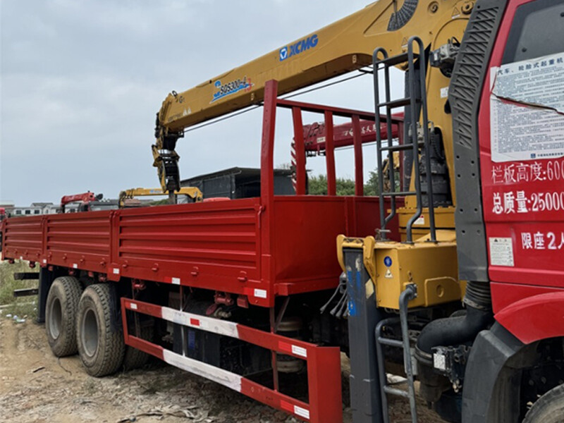 XCMG 12 ton truck mounted crane