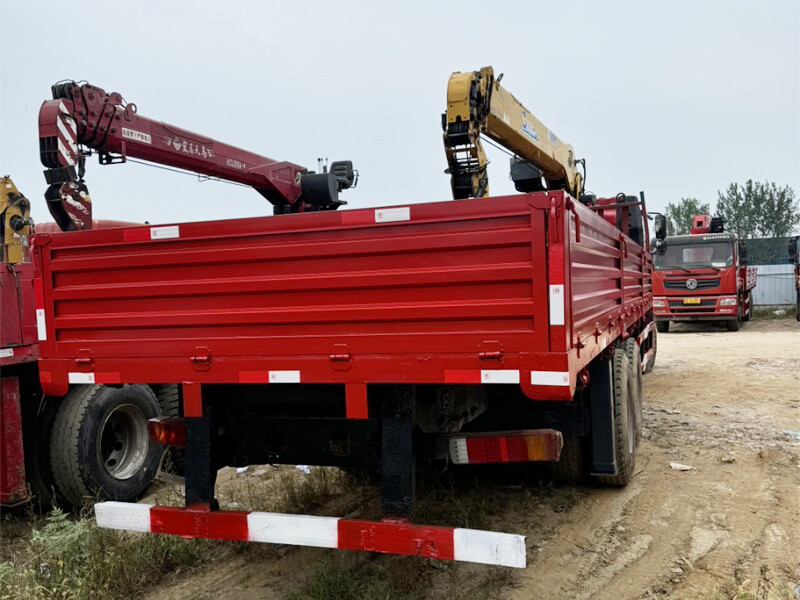 XCMG 12 ton truck mounted crane
