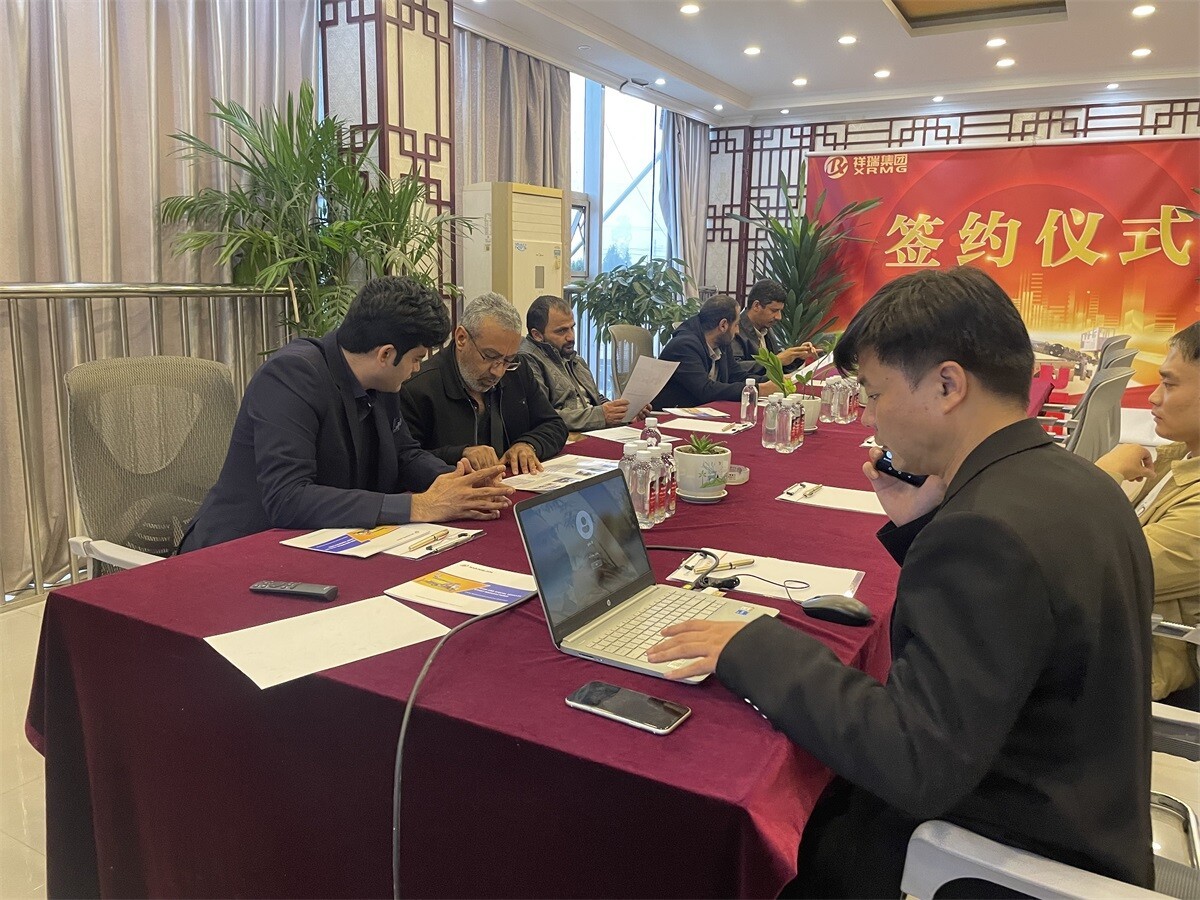 Saudi Arabian customers visited our factory and ordered 4 laser leveling machines (1).jpg Saudi Arabian customers visited our factory and ordered 4 laser leveling machines (1).jpg