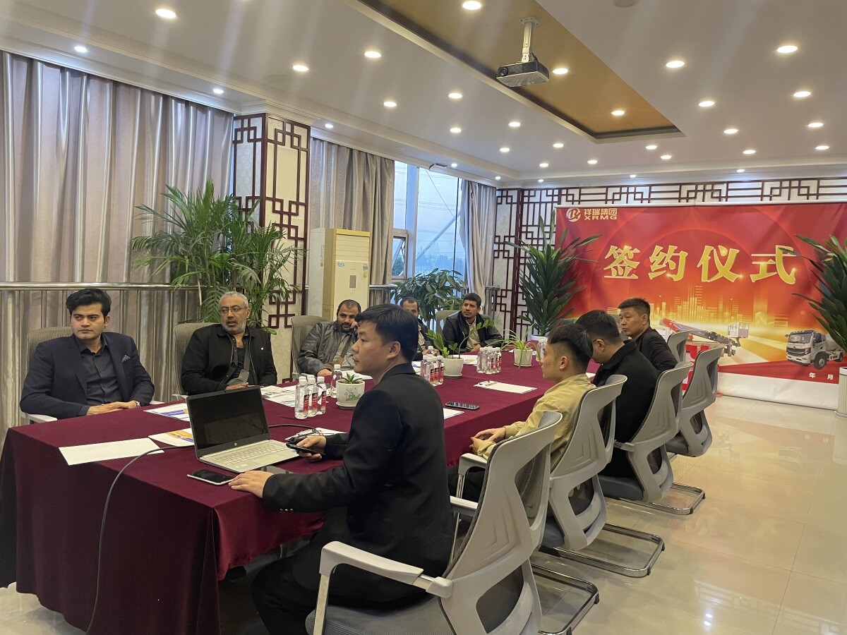 Saudi Arabian customers visited our factory and ordered 4 laser leveling machines