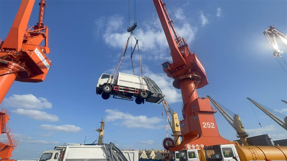 Garbage trucks are loaded onto ships and shipped abroad