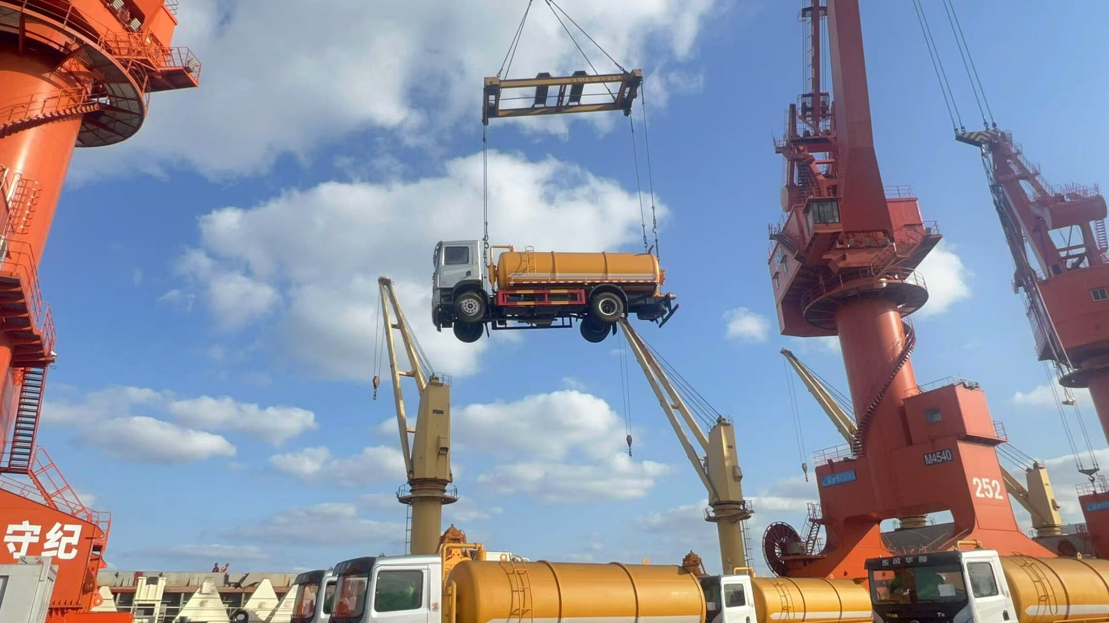 Sewage suction trucks shipped