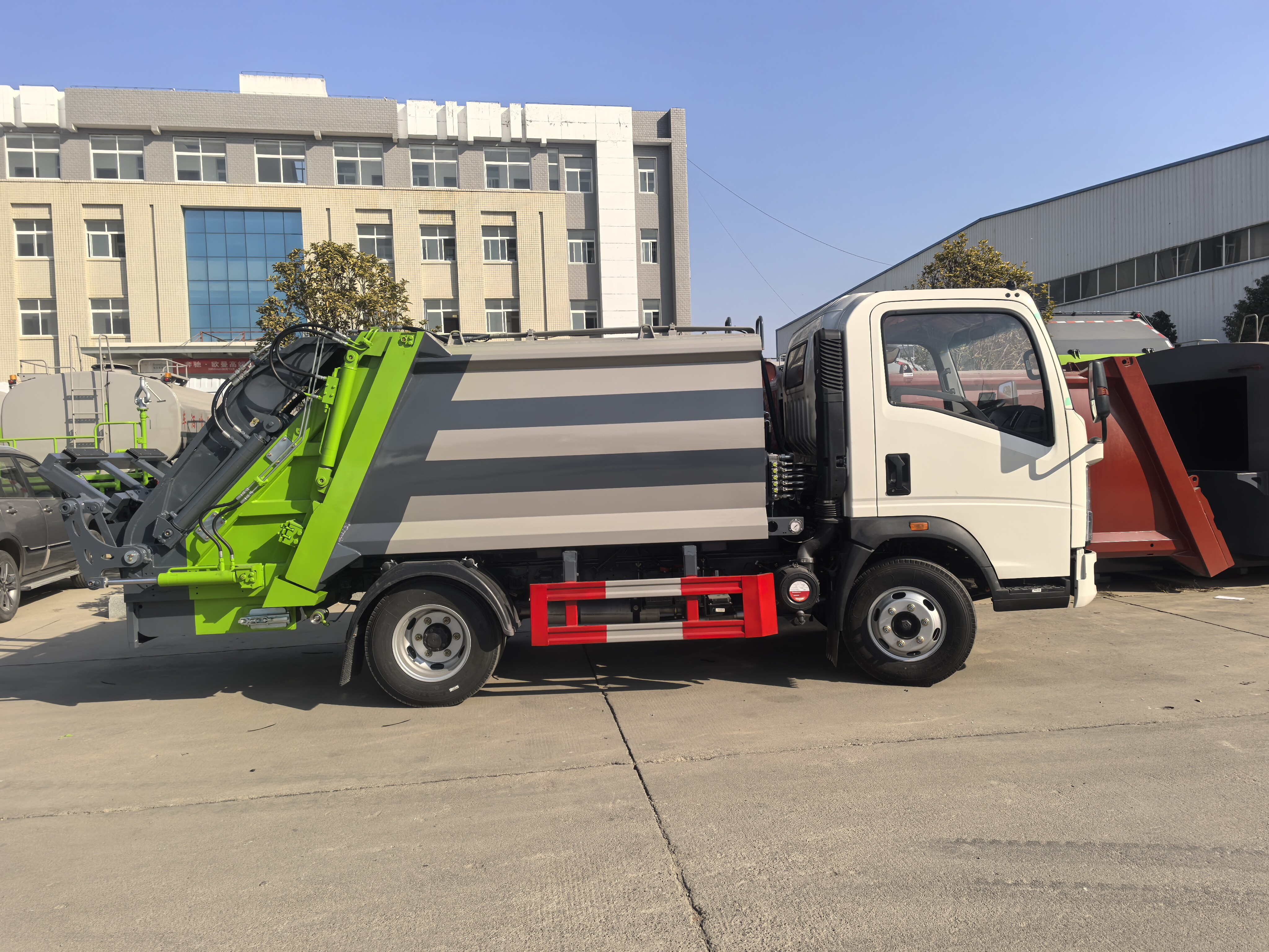 Garbage compression trucks are ready for shipment Garbage compression trucks are ready for shipment