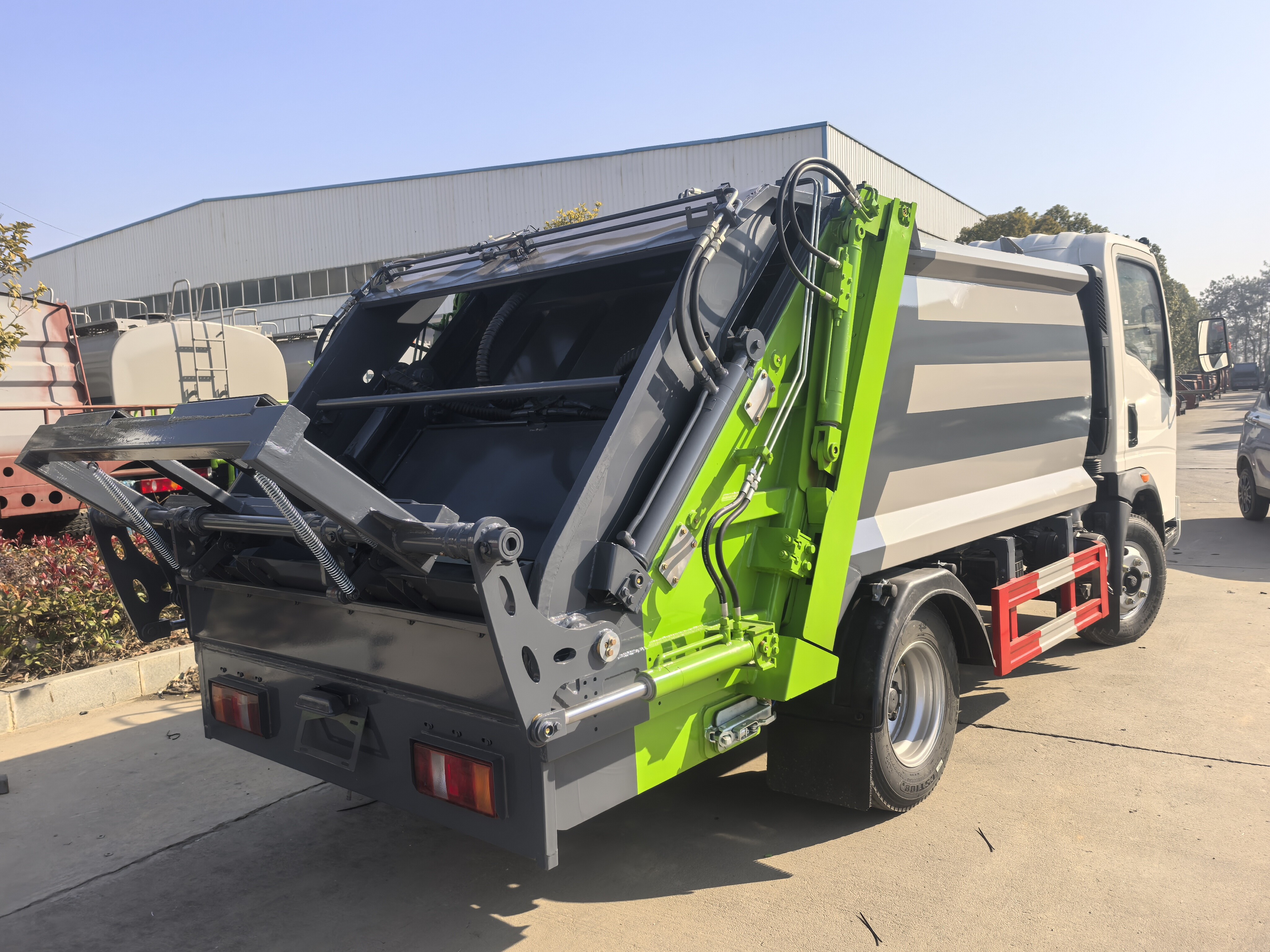 Garbage trucks shipped to Solomon Islands