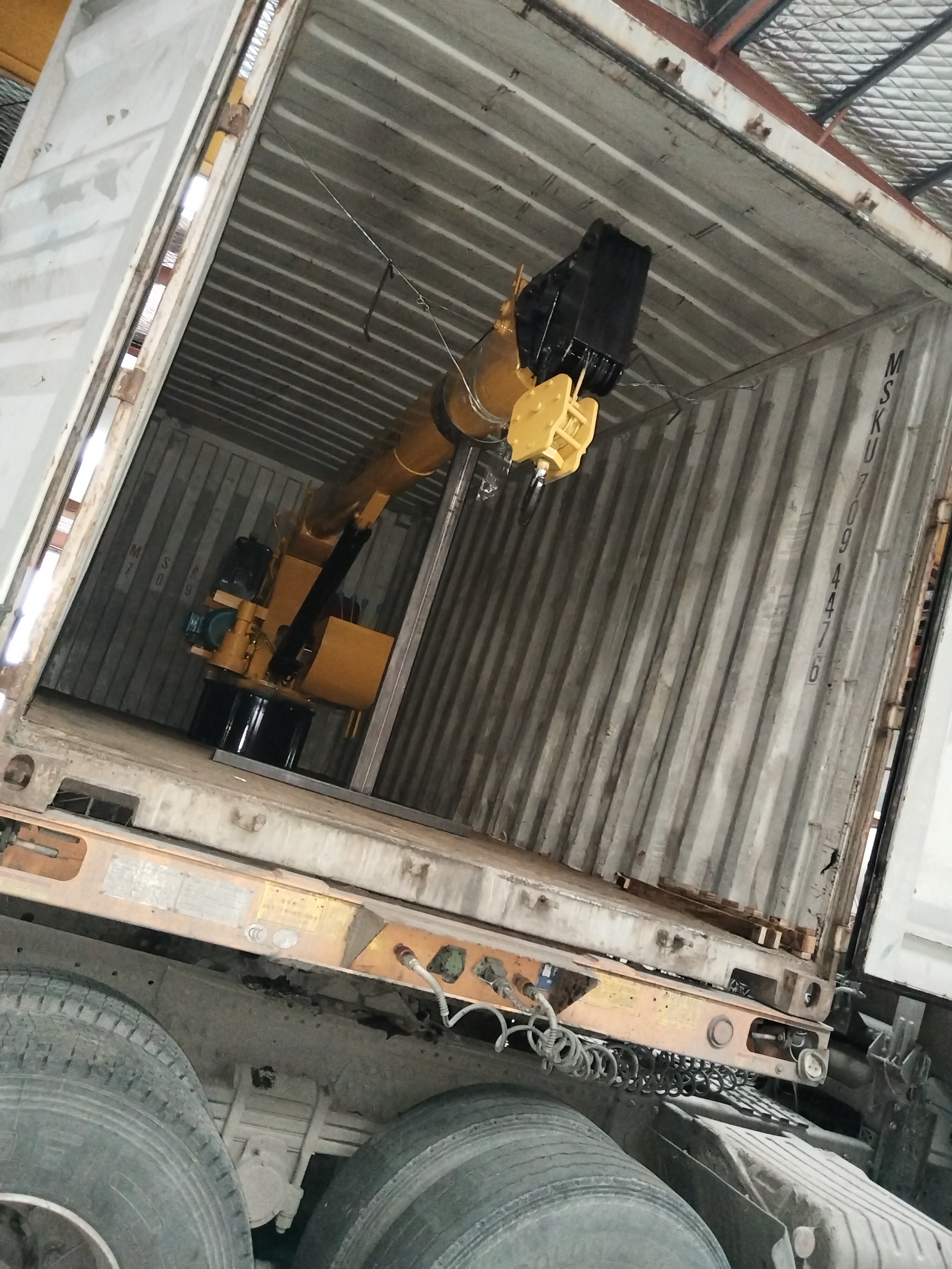 Ship cranes sent to Indonesia