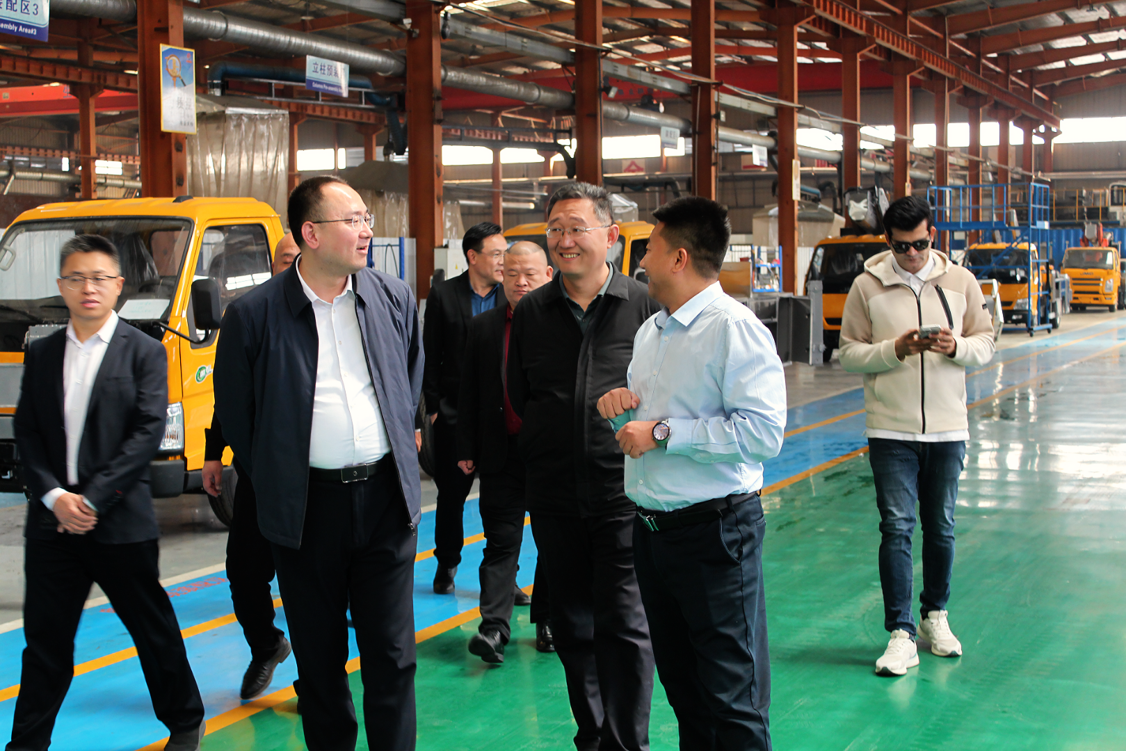 Leaders come to the factory to inspect work Leaders come to the factory to inspect work