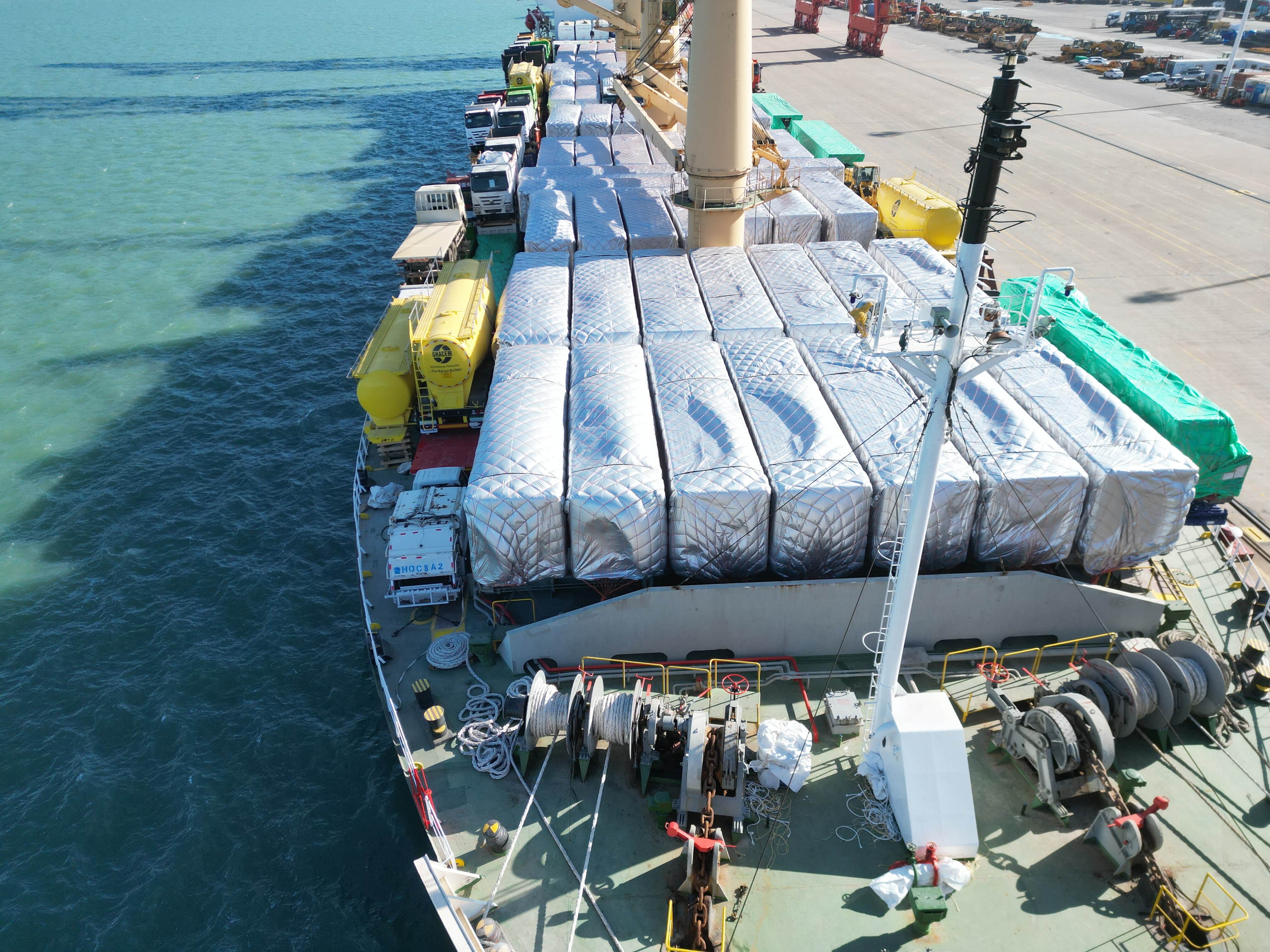 Used garbage trucks exported to Ghana have been loaded onto a ship