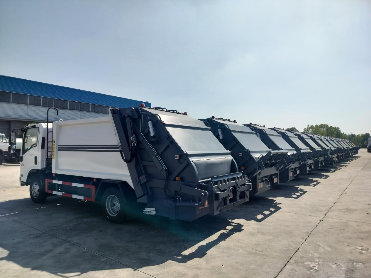 Garbage compactor truck