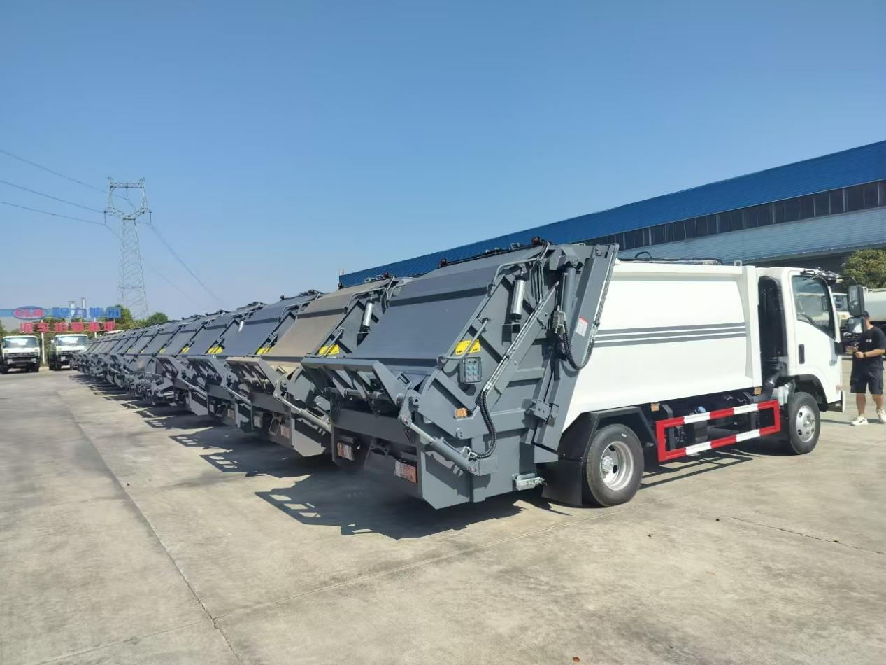 Garbage compactor truck