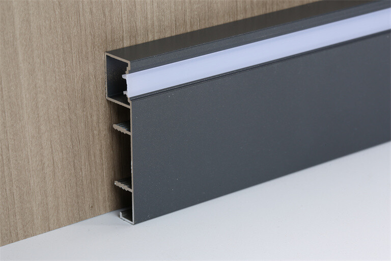 Straight lamp with baseboard