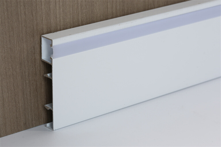 Straight lamp with baseboard