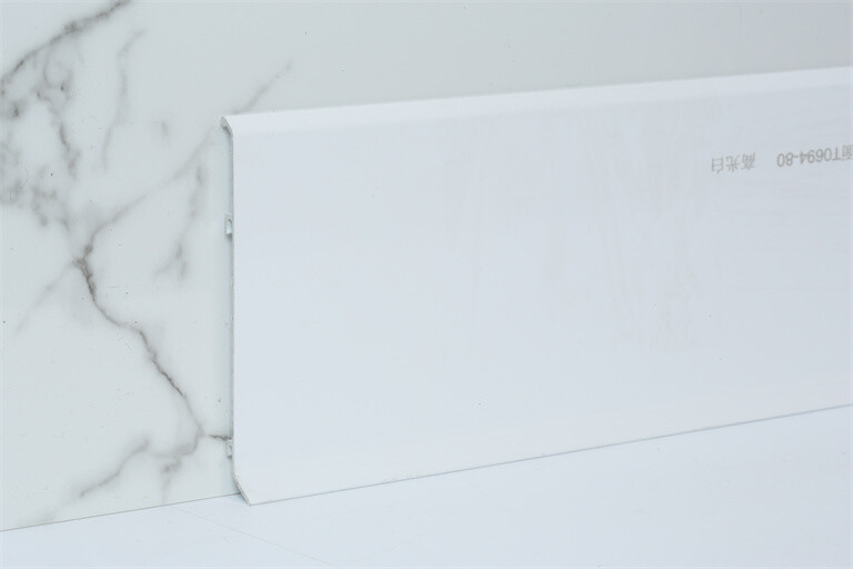 10 thick online celebrity hook a skirting line