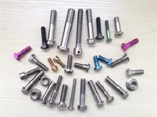 Extrusion einer Titanschraube mittels hydrostatischer Technologie