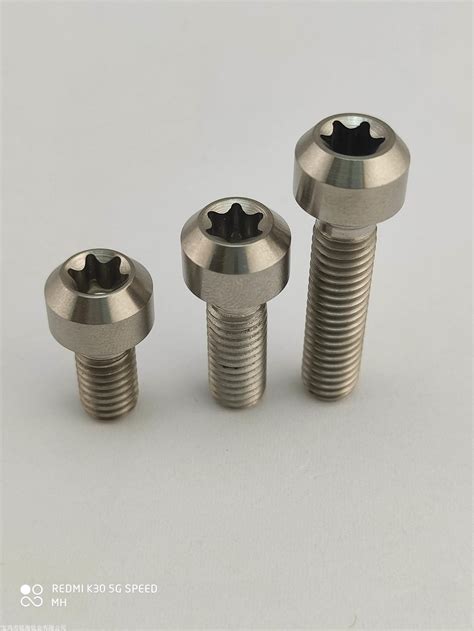 Vis à épaulement à tête cylindrique en titane