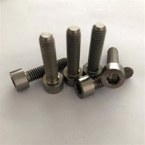 Vis à tête cylindrique en titane