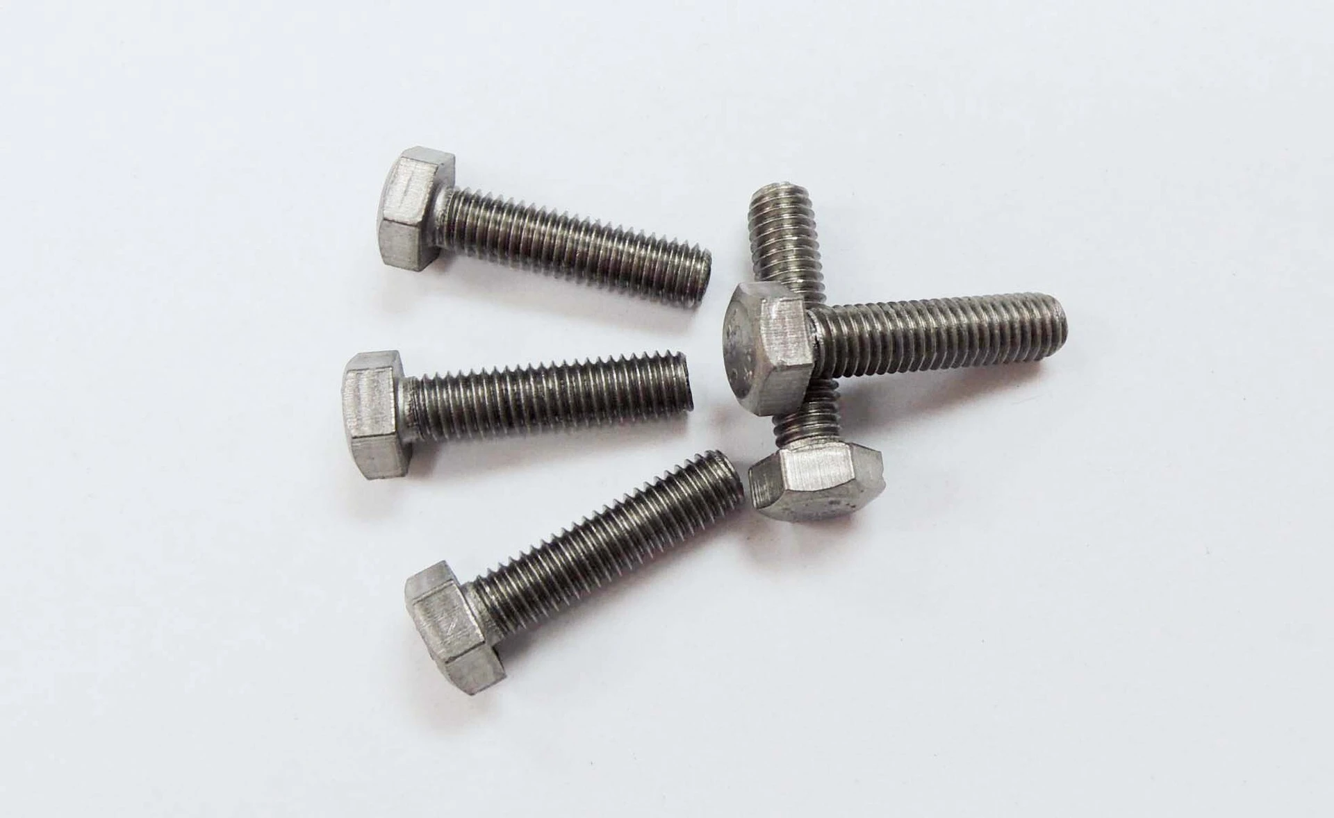 Tornillo de cabeza hexagonal de titanio