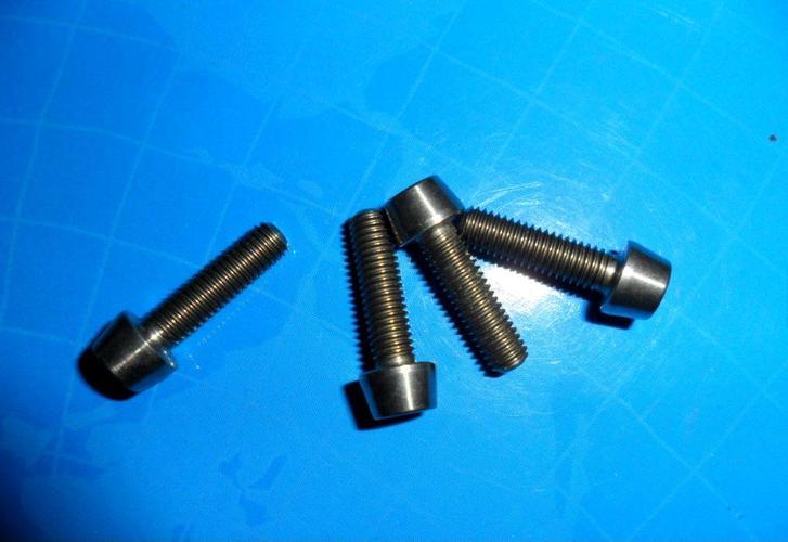 Tornillos de cabeza hexagonal de titanio