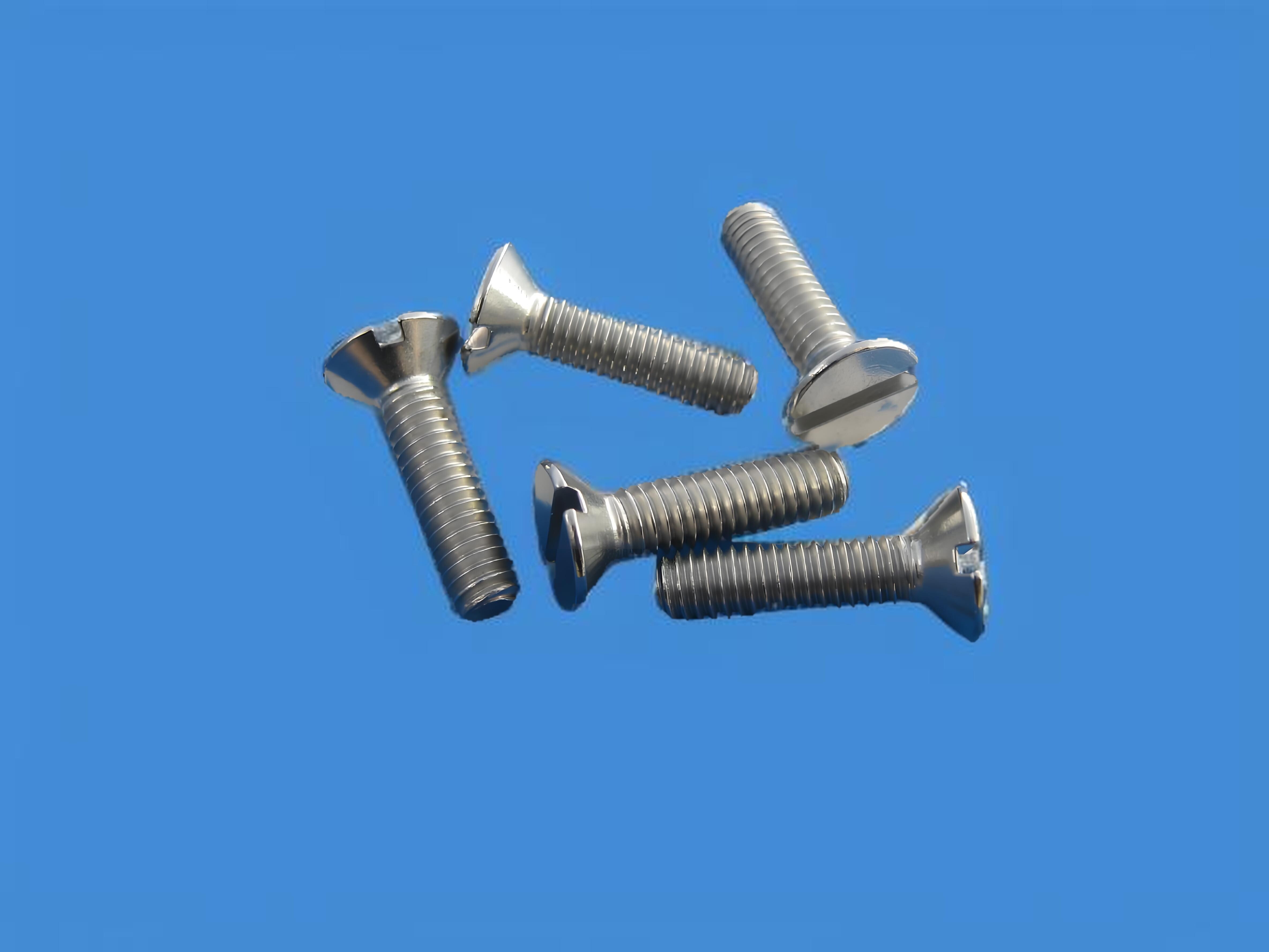 Tornillos ranurados de titanio para cerchas