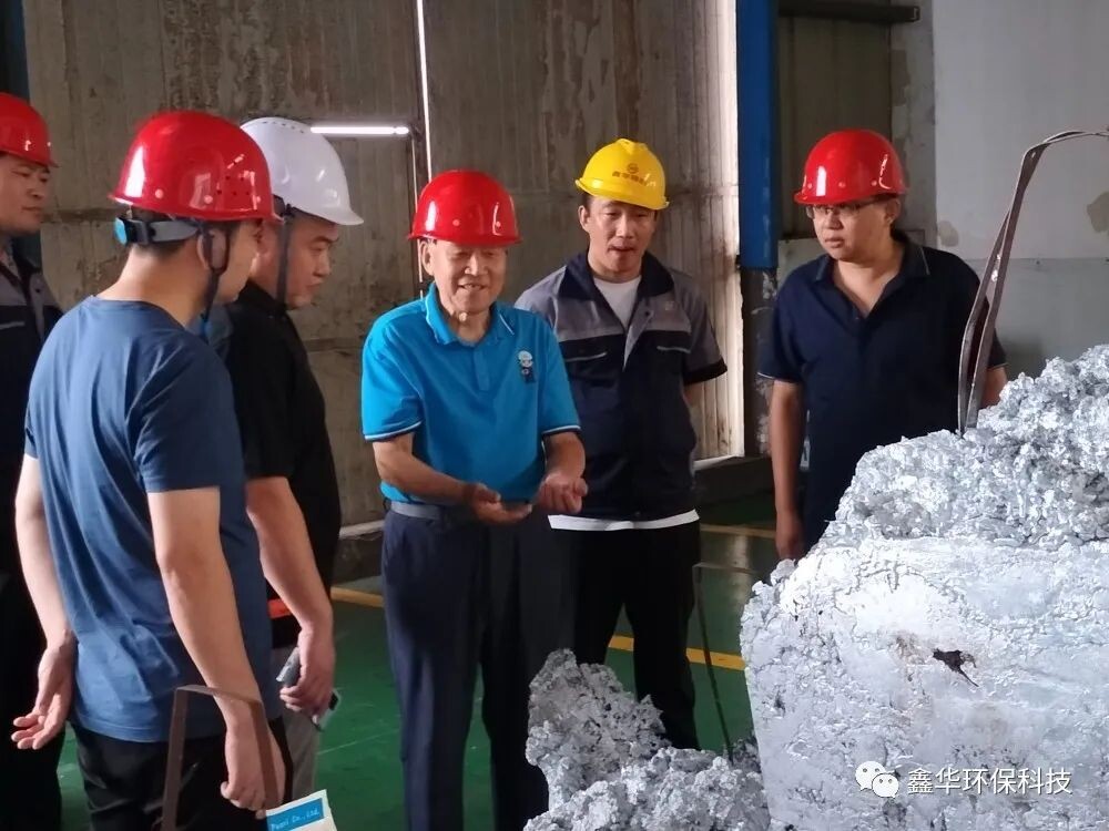 The company invited Professor Li Jiuling, the founder and chief expert of China's hot-dip galvanizing industry, to provide technical training and guidance