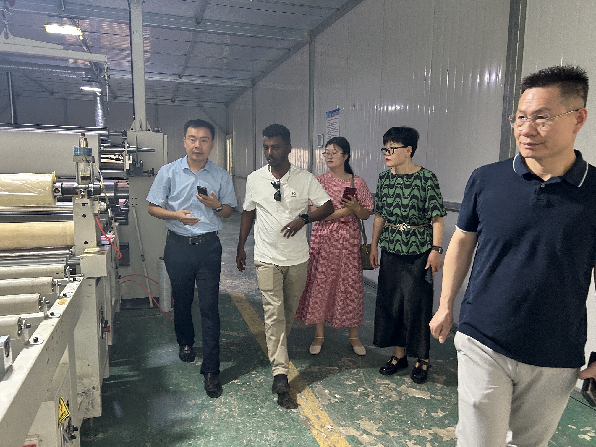 La coopération entre la Chine et l'Égypte dans le domaine des matériaux de construction franchit de nouvelles étapes : Des marchands éthiopiens visitent notre entreprise et négocient une coopération