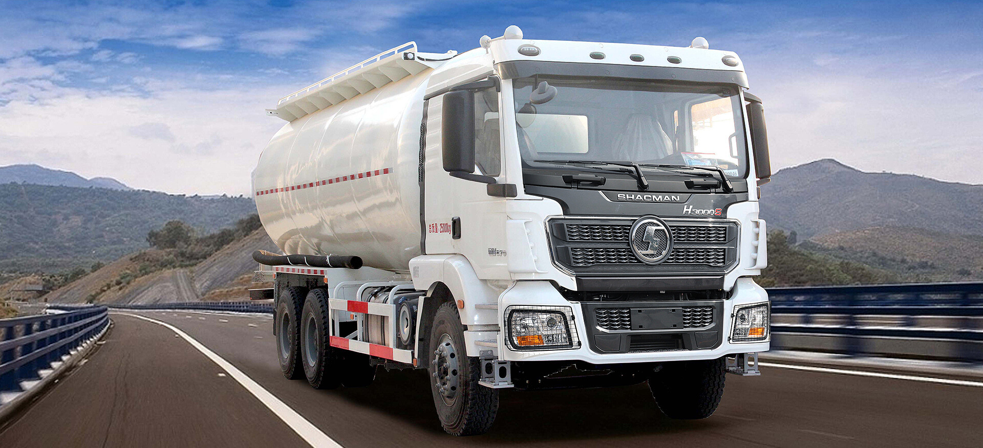 European standard, military quality: complete vehicle technology from European MAN platform, meeting 55 military truck standards. The complete vehicles pass the severe 200000 km actual road test with high altitude, cold and high temperature; free of maintenance for 800000 km.